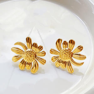 Conjunto de Joyas al por Mayor de Acero Inoxidable Chapado en Oro de 18K de Lujo Ligero con Collar de Girasol, Aretes de Botón y Anillo para Mujer - Product Image 4