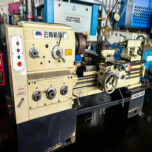 Tour à usage intensif avec cadre en fonte rigide, grande portée de coupe, et porte-outils complet pour le travail en atelier - Product Image 1