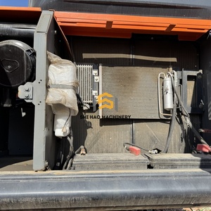 Excavatrice hydraulique sur chenilles Hitachi ZX210 d'occasion pour le nettoyage des routes municipales, comme neuve, faible nombre d'heures, équipée d'un moteur, d'une pompe et d'une boîte de vitesses. - Product Image 4