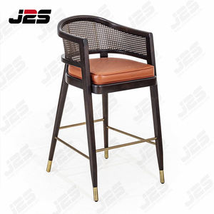 <span class=keywords><strong>Tabouret</strong></span> de <span class=keywords><strong>bar</strong></span> en bois de <span class=keywords><strong>rotin</strong></span> de luxe avec coussin en cuir, repose-pieds et accents en laiton pour restaurant et café - Product Image 1