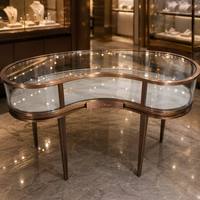 Comptoir de présentation de bijoux en métal rose doré de luxe, forme en C, avec dessus en verre trempé transparent, revêtement en marbre, logo de marque personnalisé