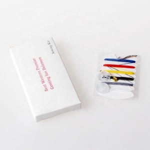 Kit de couture miniature jetable pratique en gros pour <span class=keywords><strong>voyage</strong></span> et hôtel, incluant aiguille, fil, boutons, épingle de sûreté, logo personnalisé, en plastique - Product Image 1