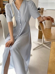 Robe longue élégante pour femme, décontractée, à carreaux vichy, col en V, boutonnée, manches courtes, coupe trapèze, taille plissée, pour l'été et les vacances - Product Image 3