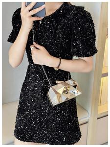 Borse a Tracolla Classiche in Acrilico 2026, Pochette Metalliche da Donna, Eleganti Borse da Sera per Banchetti con Catena, Borse Uniche - Product Image 4