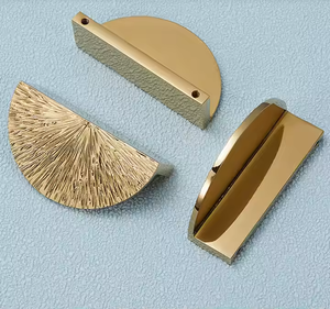 Poignée en laiton Spark Half Mood Handle Poignée et bouton d'armoire Spark en laiton - Product Image 1