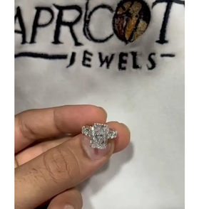 Anillo de Compromiso con Diamante Cultivado en Laboratorio de Corte Radiante de 5 Quilates, Certificado por IGI, Oro Blanco de 14K, Clásico Solitario para Novia, Marca APRICOT JEWELS - Product Image 1