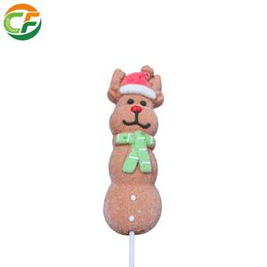 Sucette en guimauve en forme de renne à thème de Noël avec chapeau et écharpe de Père Noël pour dessert de fête et cadeau pour enfants - Product Image 1