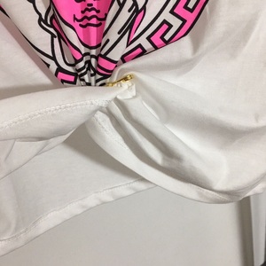 เสื้อยืดแขนสั้นผู้หญิงลายตัวอักษรประดับเข็มกลัดโลหะขนาดใหญ่ รุ่นใหม่ประจำฤดูร้อนปี <span class=keywords><strong>2022</strong></span>  ทรงเข้ารูป  สไตล์ลำลองและอเนกประสงค์ - Product Image 6