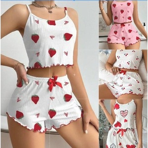 Conjunto de dos piezas de camisola y pantalones cortos con estampado de corazones y fresas, estilo europeo y americano, para mujer. - Product Image 1
