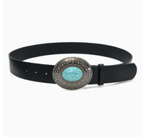 Ceinture classique en cuir noir lisse avec boucle à ardillon en alliage, incrustation turquoise vintage et détails en argent antique. Longueurs 92-112 cm Rétro