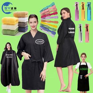 Capa de Poliéster con Logotipo Bordado Personalizado, Bata de Spa, Belleza, Peluquería, Barbería, Bata Impermeable para Clientes, Kimono de Peluquería - Product Image 1