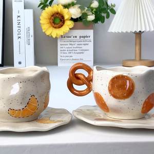Ensemble tasse et soucoupe à café en céramique de forme irrégulière, peintes à la main, personnalisables, écologiques, pour le thé de l'après-midi - Product Image 4