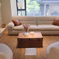 Aménagement intérieur d'appartement spacieux : personnalisation complète de la maison, ensemble de canapés pour grande pièce, table basse et disposition.