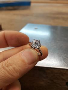 Anillo de Compromiso Redondo de Moissanita, Anillo de Moda de Plata Esterlina 925, Engaste Clásico de Puntas, Alto Brillo, Diseño Personalizado - Product Image 4