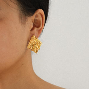 أقراط KITI العصرية ذات الملمس المعدني الهندسي، مطلية بالذهب عيار 18 قيراط، مصنوعة من الفولاذ المقاوم للصدأ، مقاومة للماء، تصميم مميز للنساء - Product Image 3