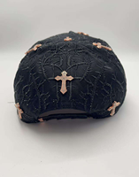 Casquette Snapback Noire Texture Dentelle Gothique avec Strass en Cristal, Badge Métallique NY et Patch Croix en Strass – Style Streetwear