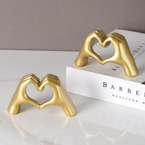 Adorno de Resina Dorada con Gesto de Corazón de Artes Místicas, Decoración de Escritorio para Parejas, Regalo de San Valentín - Product Image 1