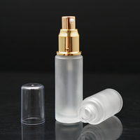 20ml 30ml 50ml Mattglas-Flaschen für Hautpflege-Serum Leere Zylinder Individuelle Farbe Gold/Silber Pumpzerstäuber ISO9001-Zertifiziert