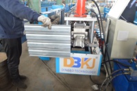 Machine de formage de rouleaux pour portes métalliques automatiques avec contrôle PLC et découpe hydraulique pour la production de volets roulants de garage