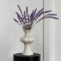 Vase en céramique côtelé élégant et moderne, pot à fleurs vertical cannelé blanc mat pour une mise en scène intérieure de luxe