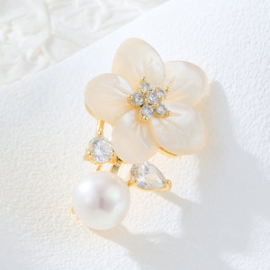 Flower Brooch Mother Of Pearl With Zircon And Freshwater Pearl For Women Party Jewelry Copper Alloy Claw Setting - Product Image 1
