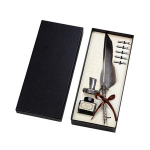 Ensemble de stylos à plume en plumes d'oie de couleur unie avec base gravée et pointes en acier inoxydable - Cadeau créatif pour mariage, remise de diplôme - Product Image 5