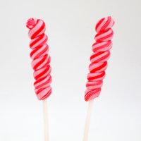 Chinois halal arc-en-ciel assorti saveur de fruits sucette spirale sucette torsion fabricant de bonbons durs gelée kilo prix de gros