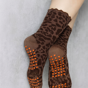 Calzini Antiscivolo Personalizzati con Motivo Leopardato a Righe per Donna, per Yoga, Pilates e Palestra - Product Image 2