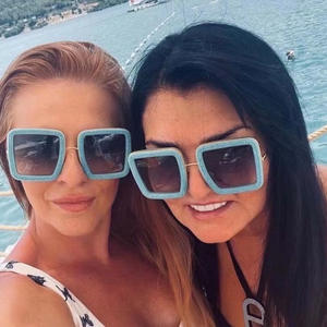 Lunettes de soleil carrées surdimensionnées de style européen pour femmes, monture noire en strass, protection UV400, monture en métal PC ZS 82202 - Product Image 5