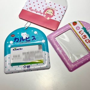 Nuovo Porta Fotocard in PVC con Design Anime Personalizzato, Simpatico Porta Carte Fotografiche in Plastica con Portachiavi e Inserto Stampato in Plastica - Product Image 2