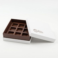 Fabricant de boîtes rigides en carton chocolaté avec doublure marron personnalisée, couvercle et base pour emballages cadeaux