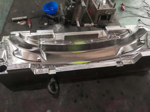 Grande machine automatique de moulage par injection pour pare-chocs d'automobile - Product Image 2