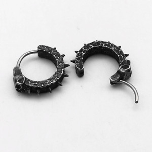 Pendientes Punk Huggie de yunnique, pendientes de aleación de zinc con forma de calavera negra, accesorios de moda unisex - Product Image 3