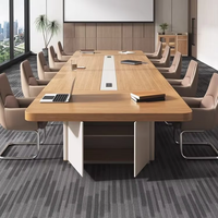 Grande table de conférence commerciale en bambou pour 16 personnes, idéale pour la formation en entreprise, mobilier de bureau moderne et minimaliste, table et chaises.
