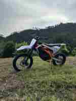 RUNSCOOTER Moto tout-terrain électrique fiable pour adultes, 72V 10000W, moteur sans balais, batterie lithium 440Ah, longue autonomie, 100km/h, 150kg, directement de l'usine