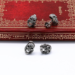 Yunnique Boucles d'oreilles clous en acier titane, design crâne punk, bijoux de mode pour hommes et femmes - Product Image 4