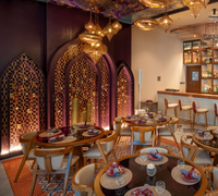 Meubles de restaurant modernes au design minimaliste, tables rondes et ensemble de chaises en bois, restaurant chinois, restaurant haut de gamme