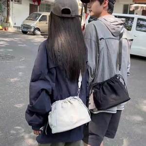 Venta al por mayor minimalista hombre mujer parejas nylon bolsos con cordón solo hombro bandolera - Product Image 2