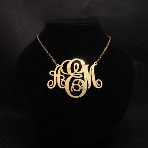 Ciondolo Personalizzato con 3 <span class=keywords><strong>Lettere</strong></span> <span class=keywords><strong>Intrecciate</strong></span> in Stile Vintage, in Bambù e Acciaio Inossidabile Placcato Oro 18K - Product Image 6