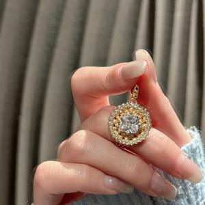 Colgante Tejido de Plata Pura S925, Estilo Vintage, Elegancia Ligera, Dije Redondo Personalizado, Joyería Sencilla y Moderna - Product Image 3