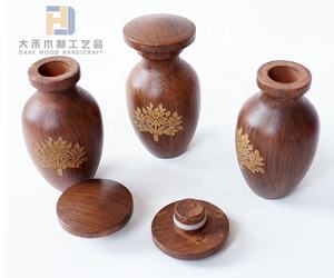 Urnes pour animaux de compagnie en bois de hêtre brun avec arbre de vie gravé au laser Pot d'urnes funéraires en bois personnalisé pour les cendres <span class=keywords><strong>des</strong></span> <span class=keywords><strong>chiens</strong></span> de chats pour la mémoire - Product Image 1
