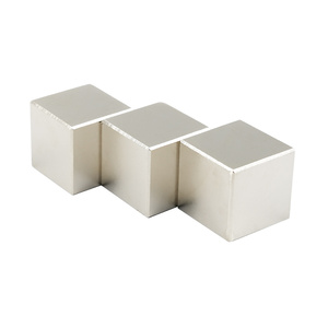 Magnete NdFeB a blocco quadrato N52 senza <span class=keywords><strong>HRE</strong></span>, senza Dy/Tb, con eccellente resistenza alla corrosione, per applicazioni industriali pesanti - Product Image 1