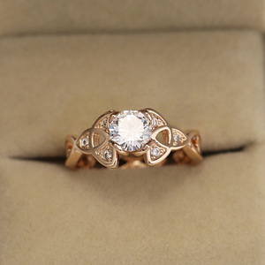 Anillo de Cristal con Patrón Calado en Tono Rosa para Mujer, Elegante Accesorio de Moda para Uso Diario y Fiestas - Product Image 2
