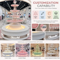Sculpture de gâteau rotative commerciale |   Grande installation artistique en fibre de verre pour vitrine de magasin de vêtements et décoration de fête