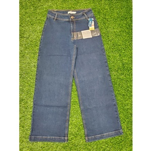 Pantalon en jean évasé à jambes larges Stockify de qualité supérieure pour femmes, élégant et décontracté, disponible à la vente - Product Image 1