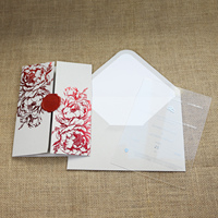Suite d'invitations de mariage de luxe en vélin transparent blanc, style français, avec couverture pliée à motif floral rose bordeaux, sceau de cire et impression personnalisée