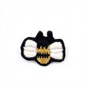 Écusson brodé en soie motif abeille à coudre sur tissu avec épingle de sûreté 6cm x 5cm - Product Image 1