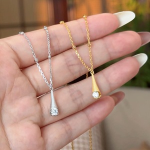 Collar con Colgante de Plata de Ley S925 para Mujer, Estilo Ligero y Lujoso, Sensación de Alta Gama, con Letras Adornadas con Diamantes, Pequeño Candado Dorado con Llave - Product Image 4