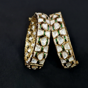 กำไลข้อมือคุณภาพพรีเมียมแบบ Kundan สีเขียวและสีขาว ประดับด้วยหิน ดีไซน์ทันสมัย เหมาะสำหรับงานปาร์ตี้และงานแต่งงาน - Product Image 1