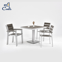 Ensemble de jardin extérieur avec tables et chaises de restaurant
